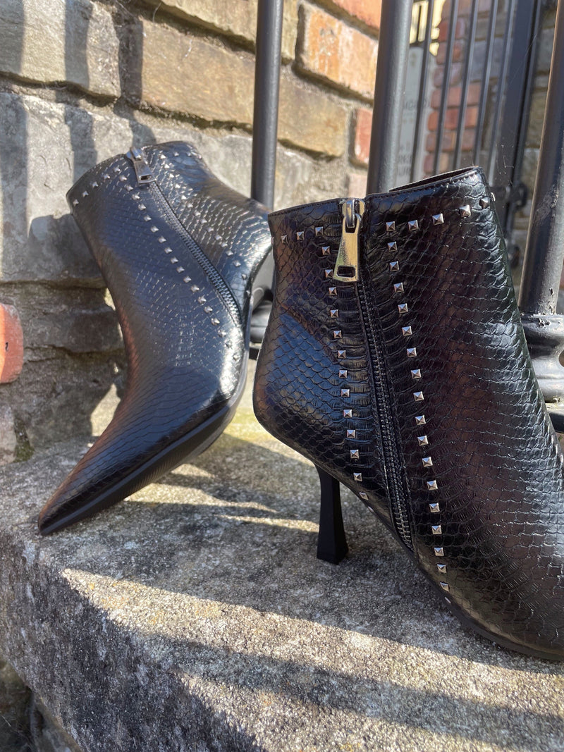 XTI Faux Snake & Stud Stiletto Boots- Negro 140615