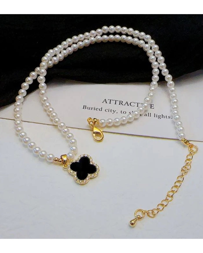 Tami Pearl Necklace With Black Petal