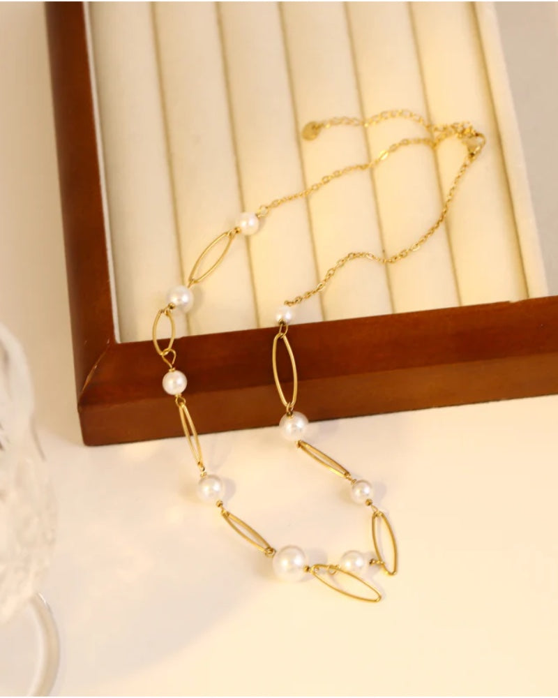 Ecru Oval Chain Necklace With Pearl