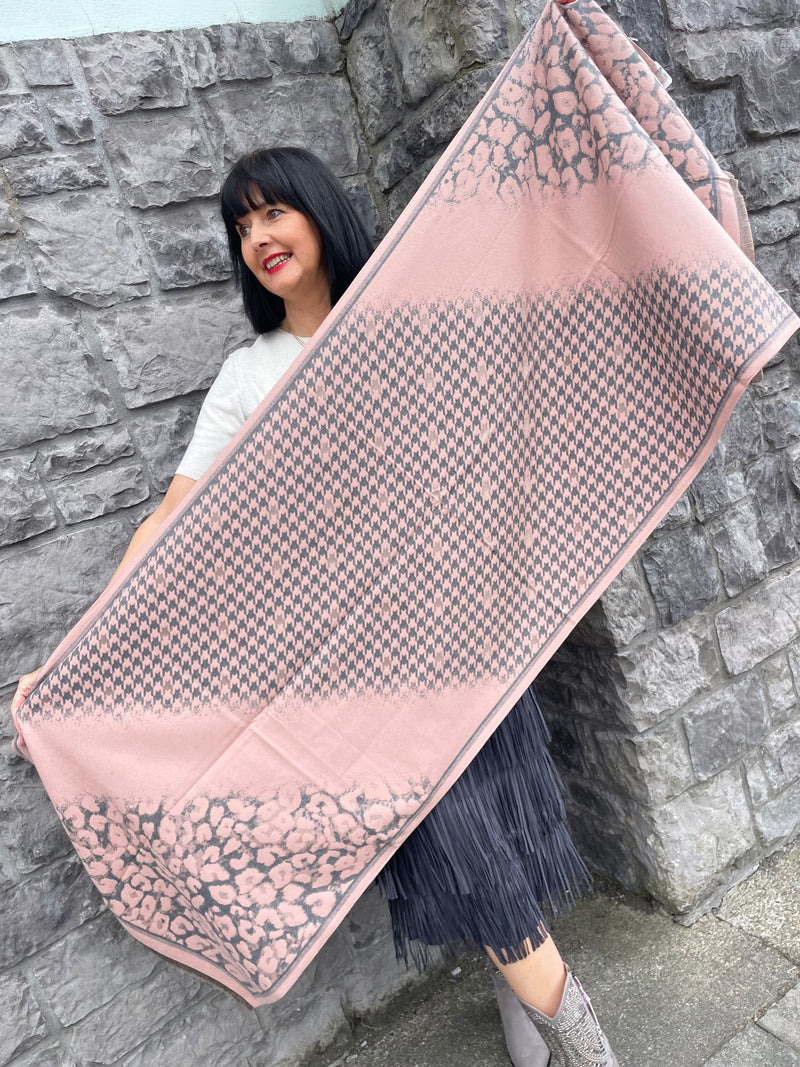 Layla Reversible Leopard & Houndstooth Shawl - Grey & Pink