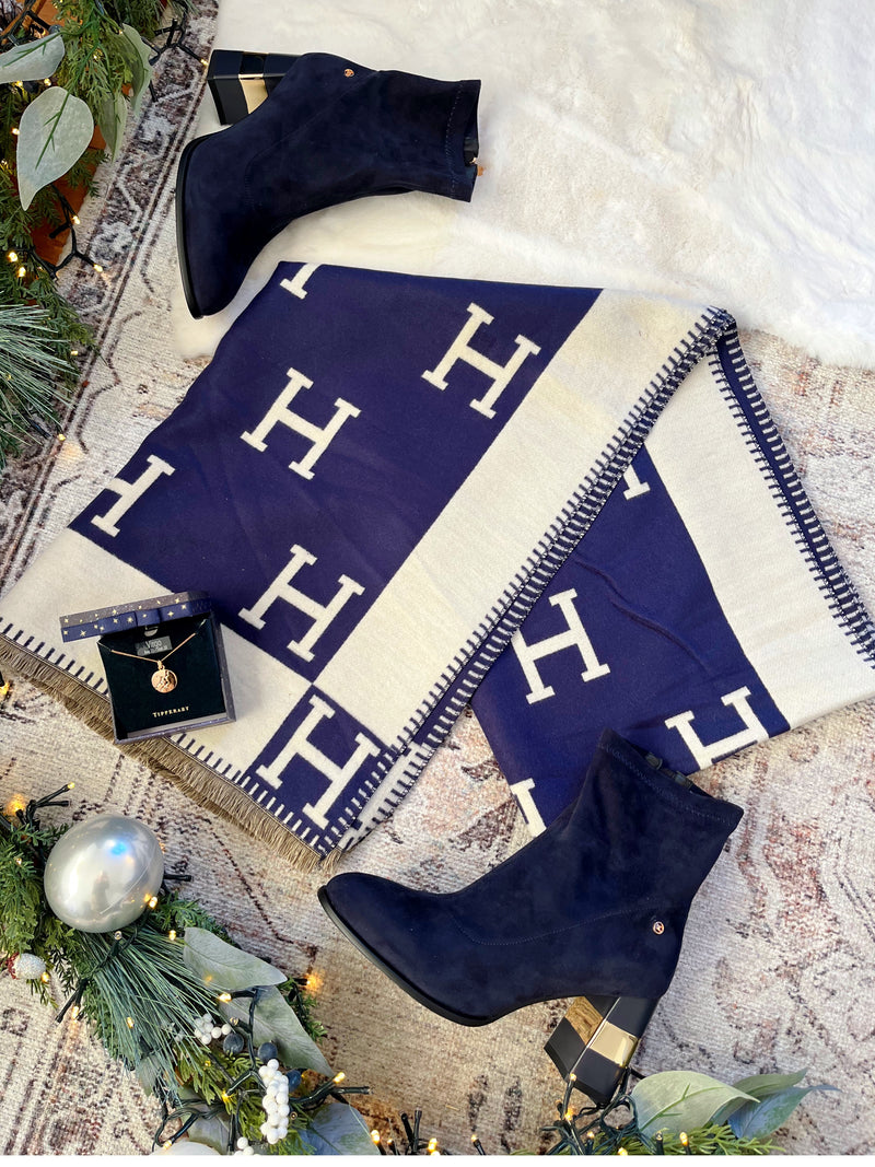 Hillary Reversible Shawl - Navy & Cream