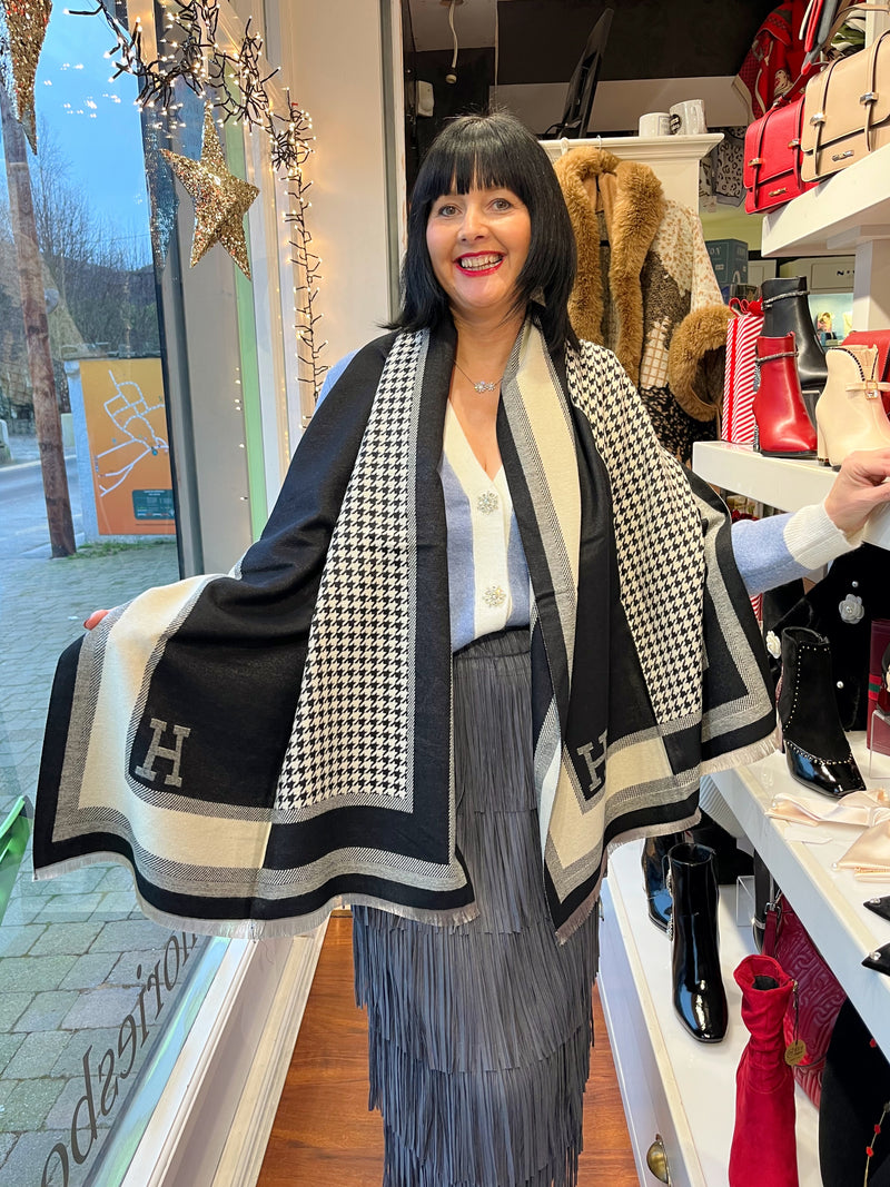 Harper Reversible Shawl - Black & Beige