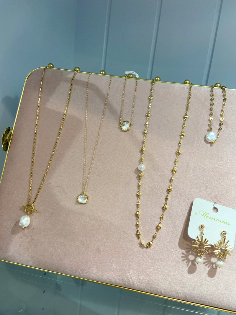 Raquella Dainty Chain Bracelet With Pearl - Gold